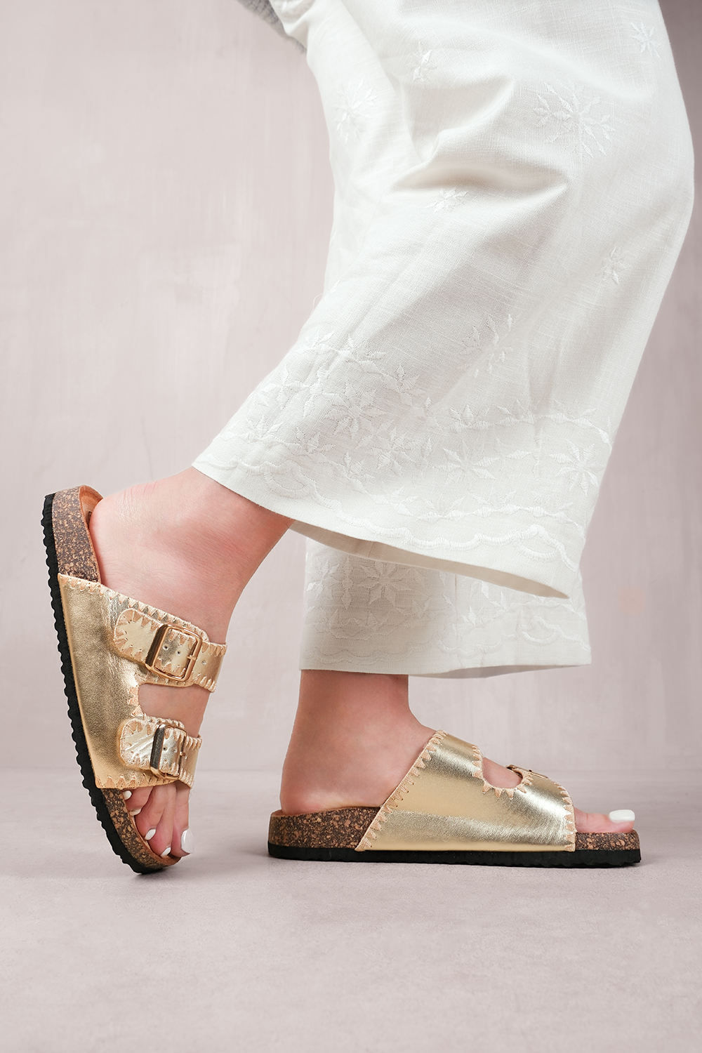 SUNSET DOUBLE STRAP FLAT SANDALS WITH BUCKLE DETAIL IN GOLD METALLIC