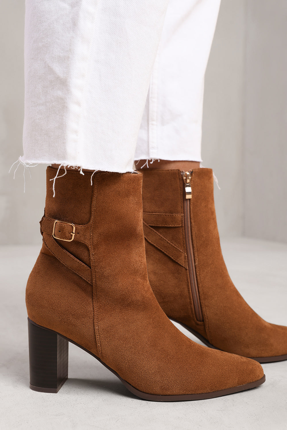 WINTER BLOCK HEEL BOOT WITH BUCKLE DETAIL IN COGNAC SUEDE