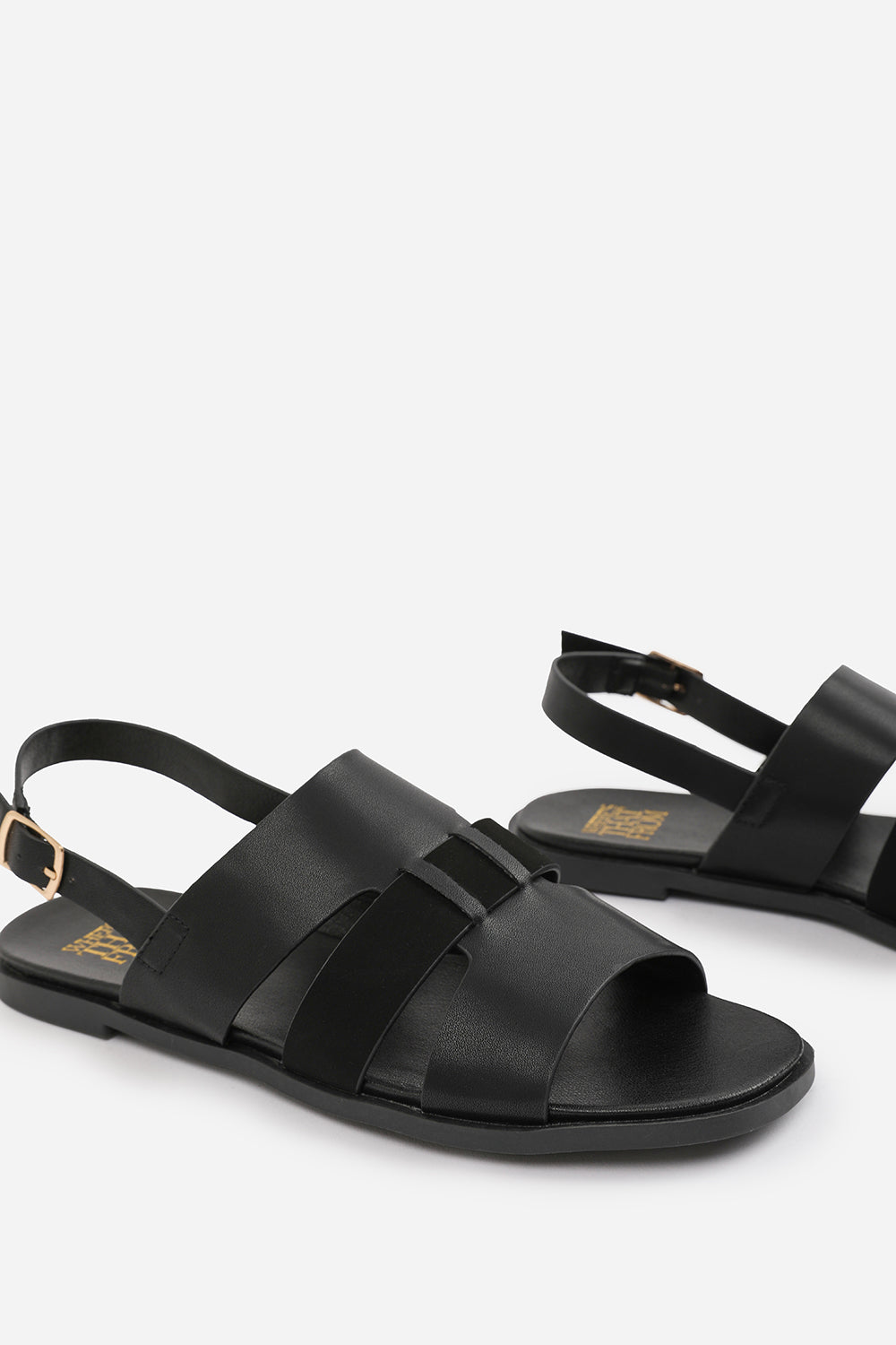 UMA FLAT SANDALS WITH MULTI STRAP DETAIL AND BUCKLE CLOSURE IN BLACK