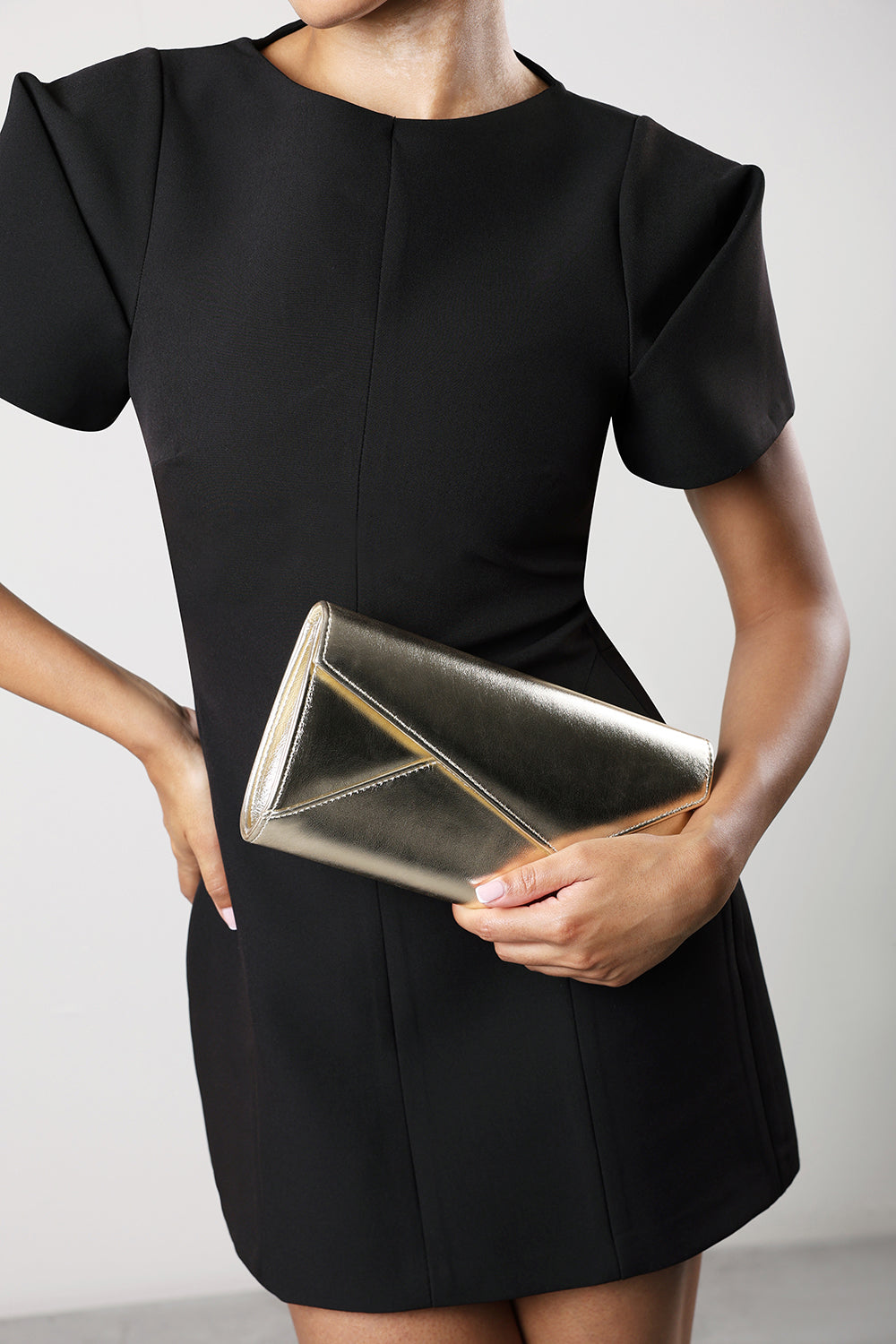Moxira Asymetric Envelope Cltuch Bag In Gold Metallic