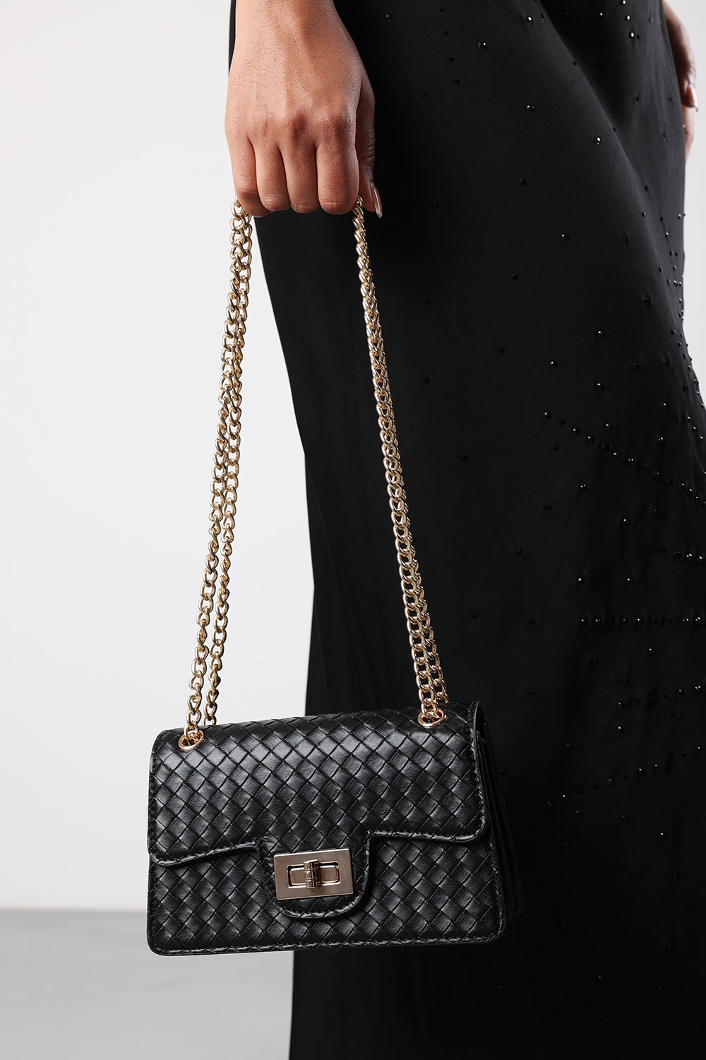 Frost Woven Crossbody Bag With Gold Chain Strap In Black