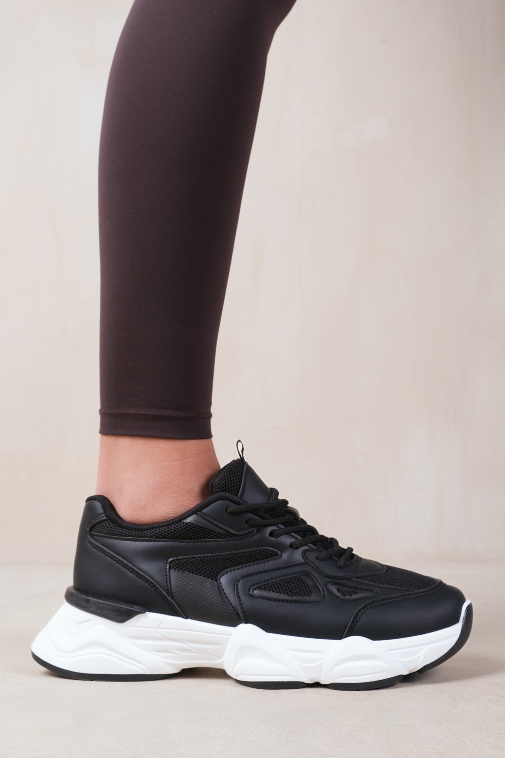 Black chunky sneakers outfit hotsell