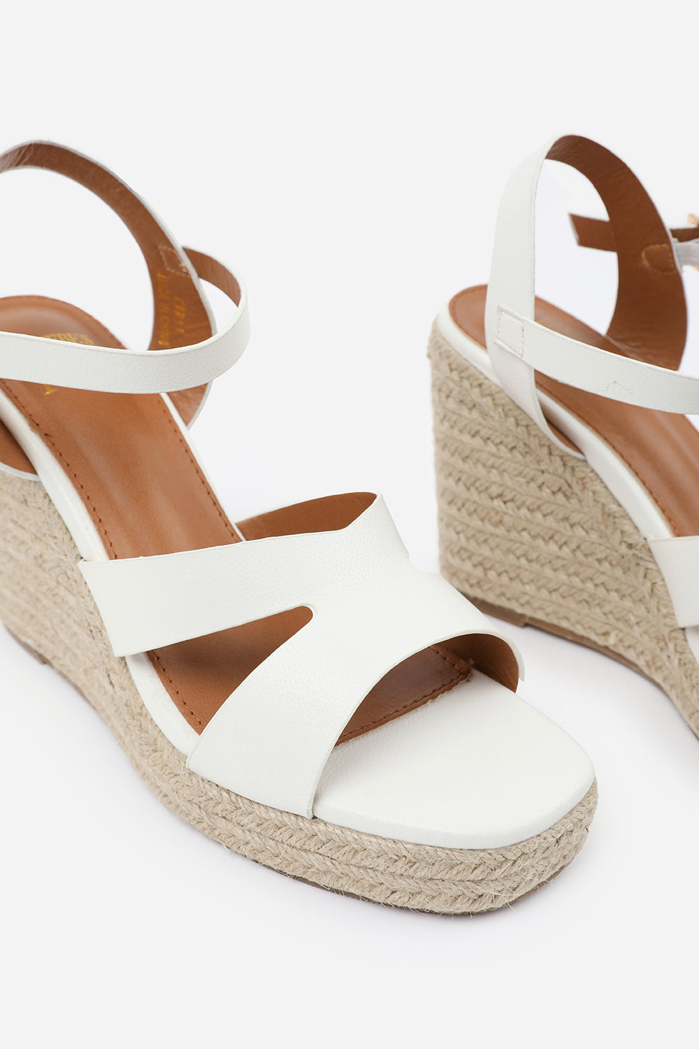 SANSA WIDE FIT CUT OUT STRAP DETAIL WEDGE SHOES WITH BUCKLE CLOSURE IN WHITE GRAIN PU