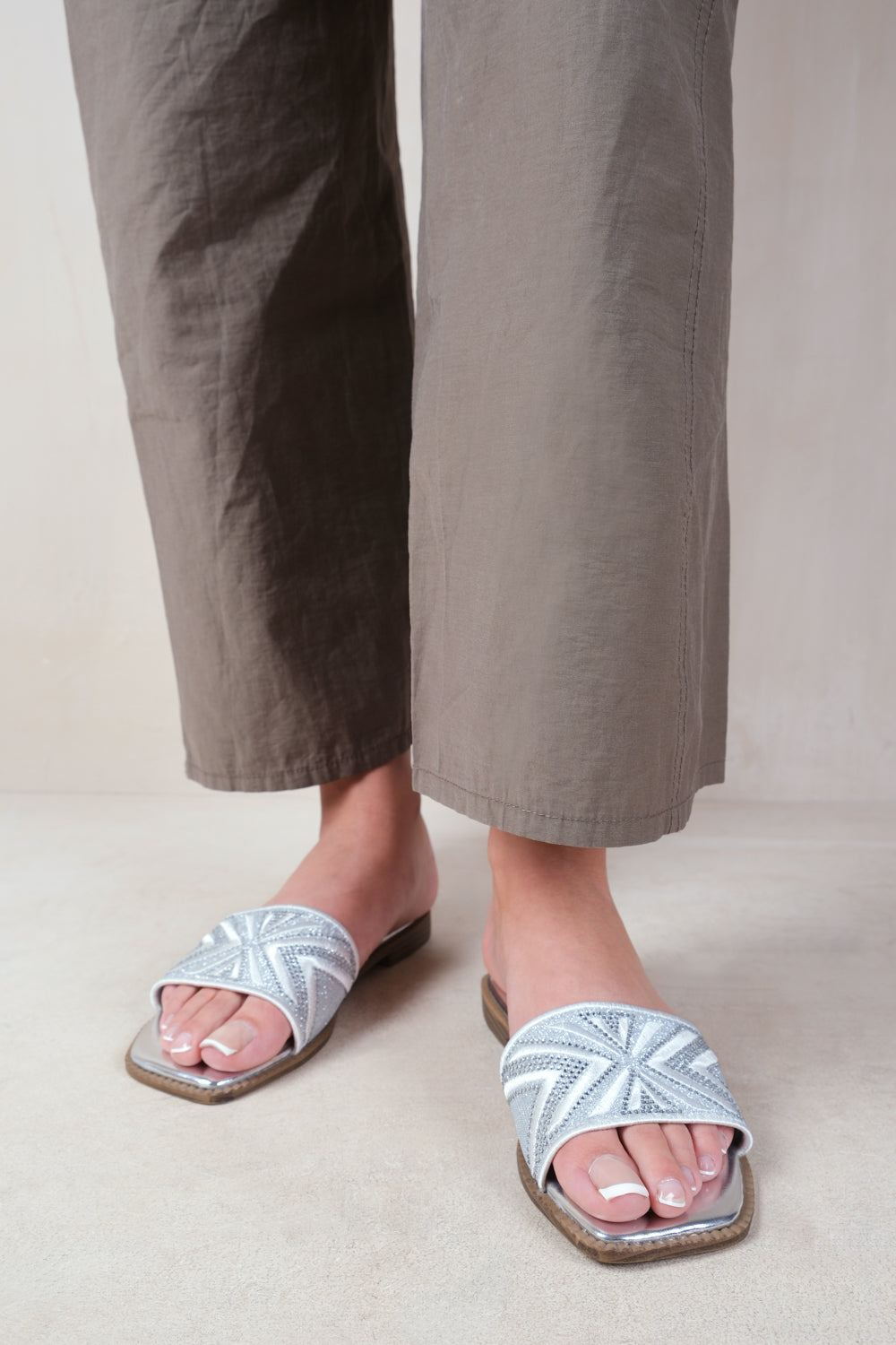 BLOSSOM FLAT SANDALS WITH SPARKLY TEXTURED SINGLE BAND IN SILVER METALLIC