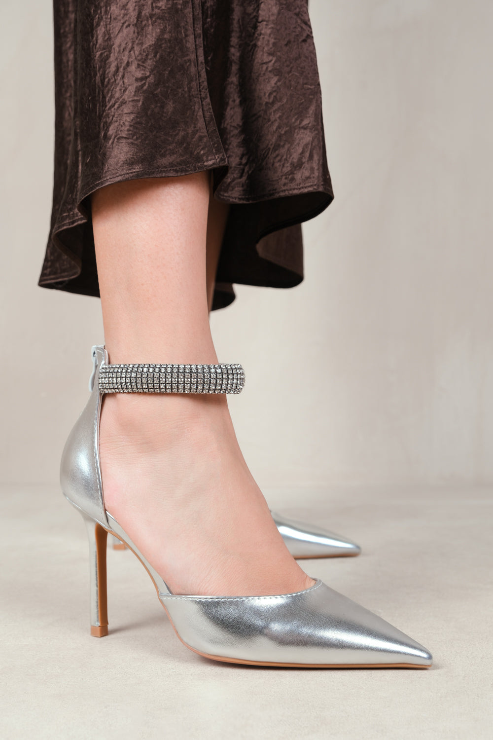 SAPPHIRE POINTED TOE HIGH HEELS WITH DIAMANTE DETAIL ANKLE STRAP IN SILVER METALLIC