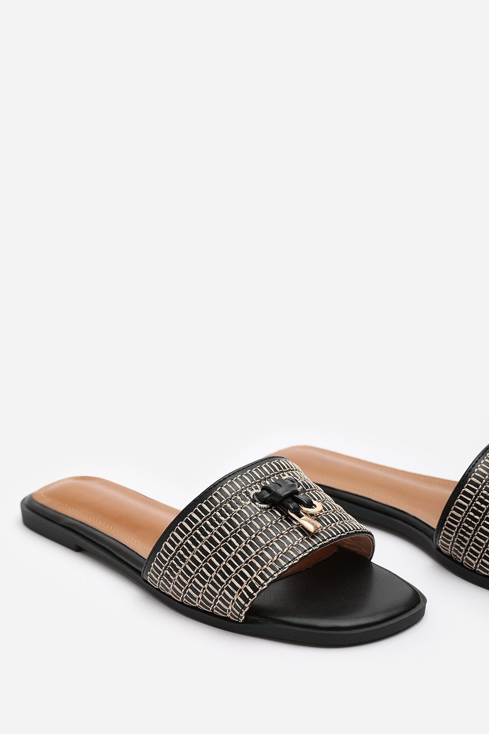FRANKII STRAP SANDAL WITH FRONT STRAW STRAP LOCK DETAIL IN BLACK