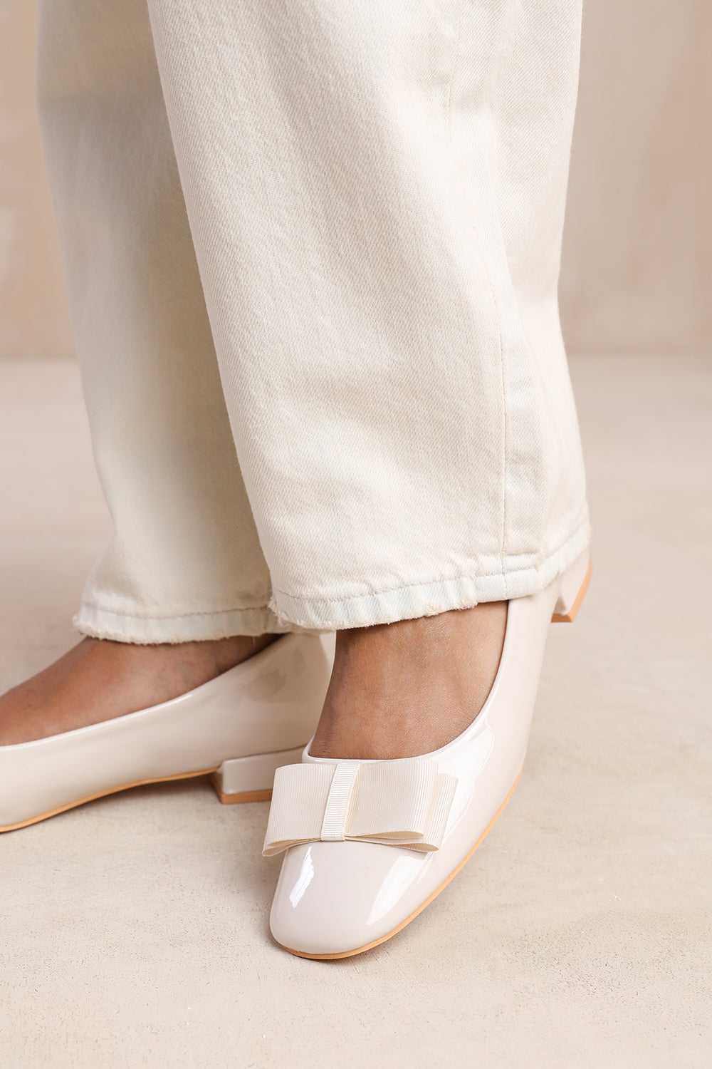 CANADA WIDE FIT PUMP WITH BOW DETAIL IN CREAM PATENT