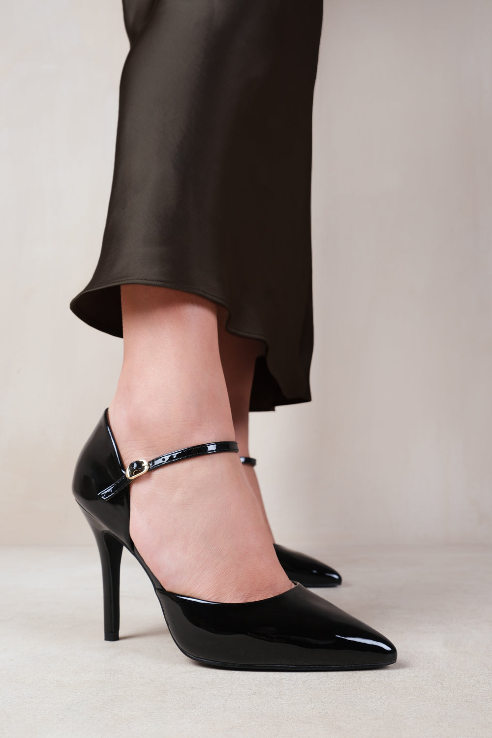 REFLEX MID HIGH HEELS WITH POINTED TOE IN BLACK PATENT