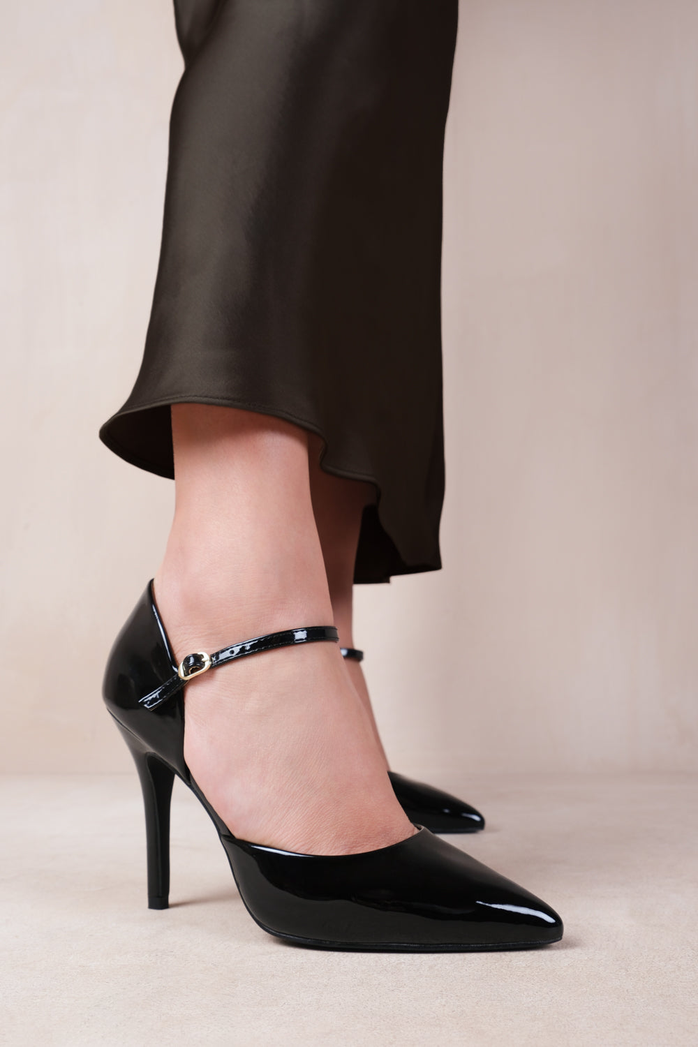 REFLEX WIDE FIT MID HIGH HEELS WITH POINTED TOE IN BLACK PATENT
