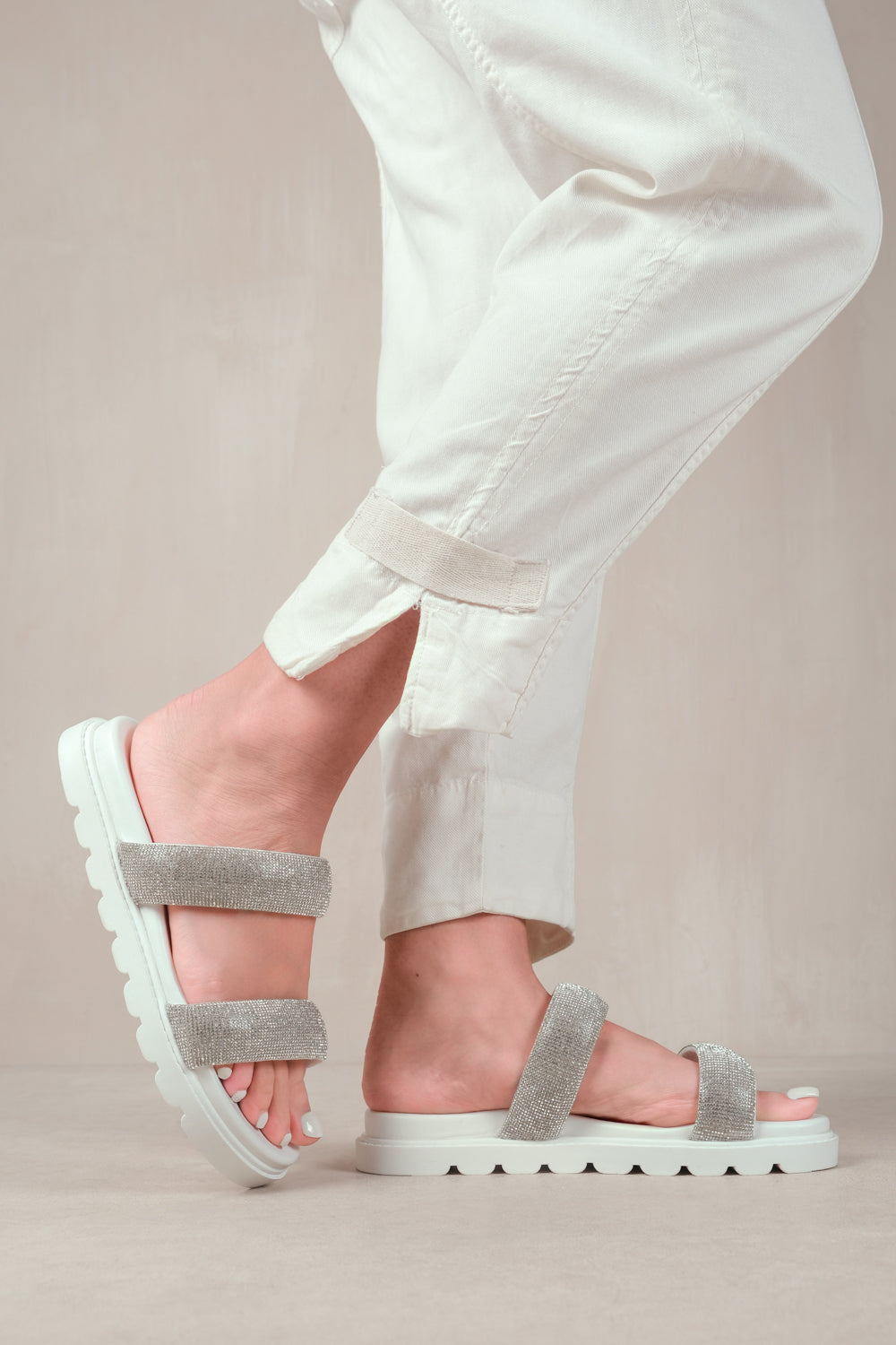 DEFINE FLAT SANDAL WITH CLEAR DIAMOND STRAP IN WHITE PU