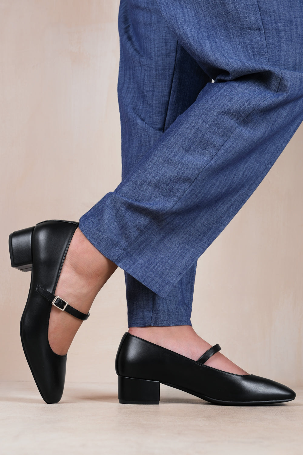 OSLO LOW BLOCK HEEL WITH STRAP AND SQUARE TOE IN BLACK FAUX LEATHER