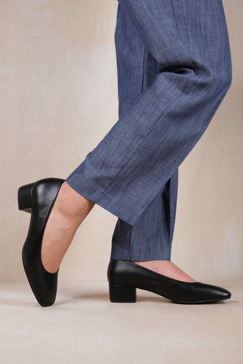 SEATTLE LOW BLOCK HEEL WITH SQUARE TOE IN BLACK FAUX LEATHER
