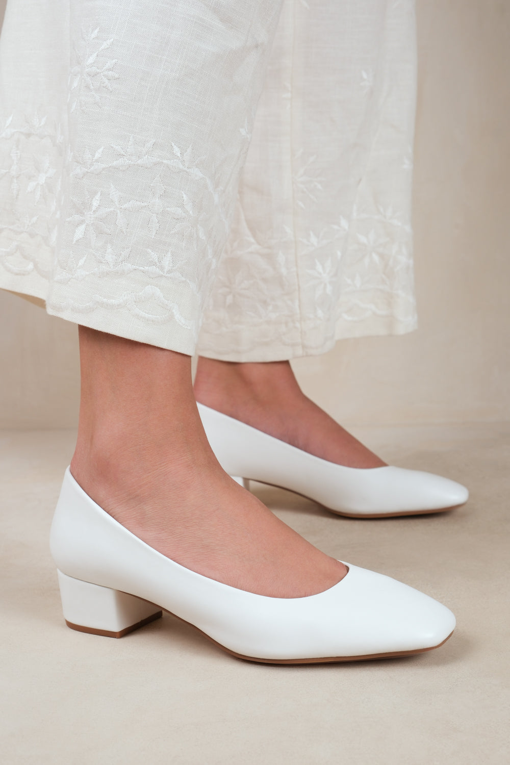 KEDENCE LOW BLOCK HEEL WITH SQUARE TOE IN WHITE FAUX LEATHER