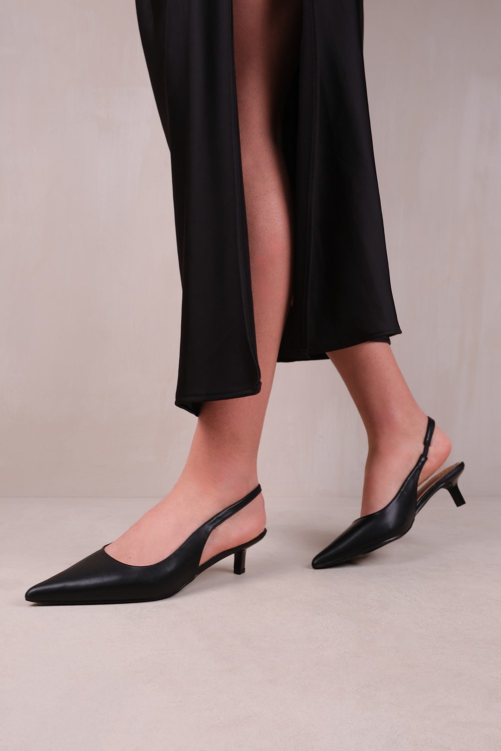 NEW FORM LOW KITTEN HEELS WITH POINTED TOE & ELASTIC SLINGBACK IN BLACK FAUX LEATHER