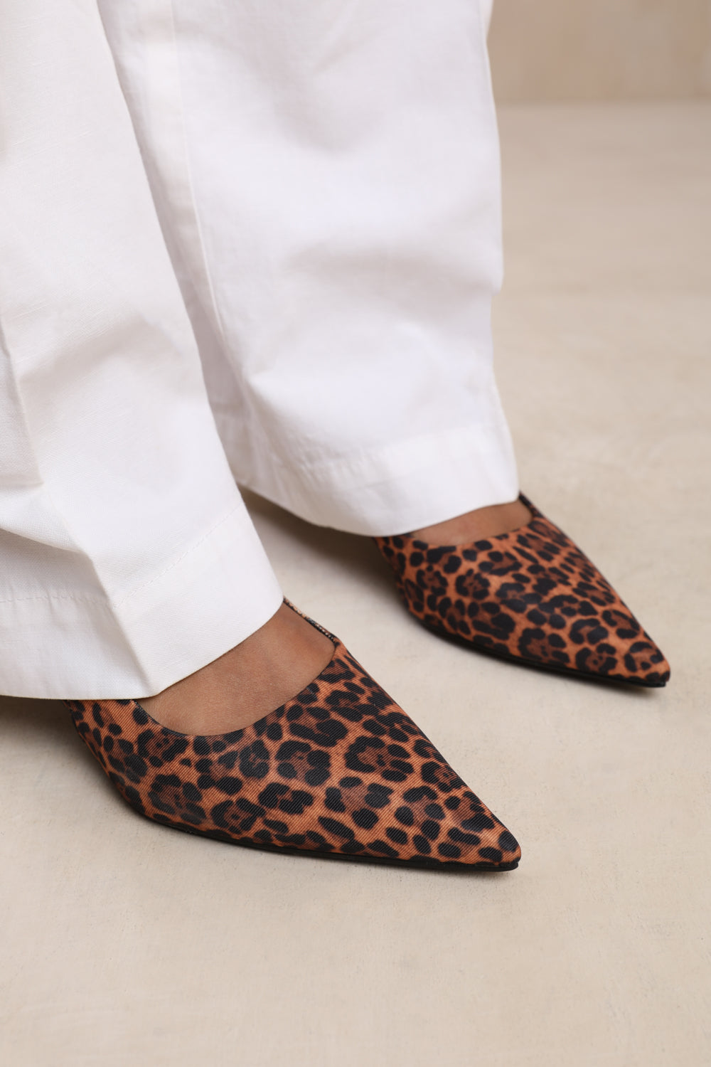 NEW FORM LOW KITTEN HEELS WITH POINTED TOE ELASTIC SLINGBACK IN