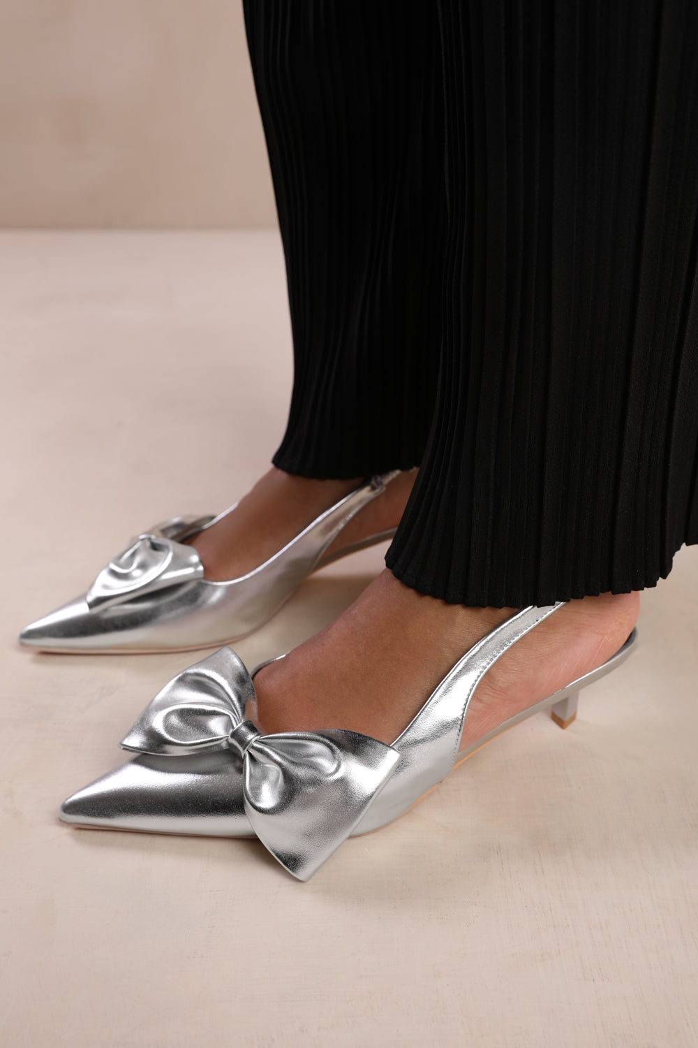 SANTORINI WIDE FIT LOW KITTEN HEELS WITH POINTED TOE AND BOW DETAIL IN SILVER