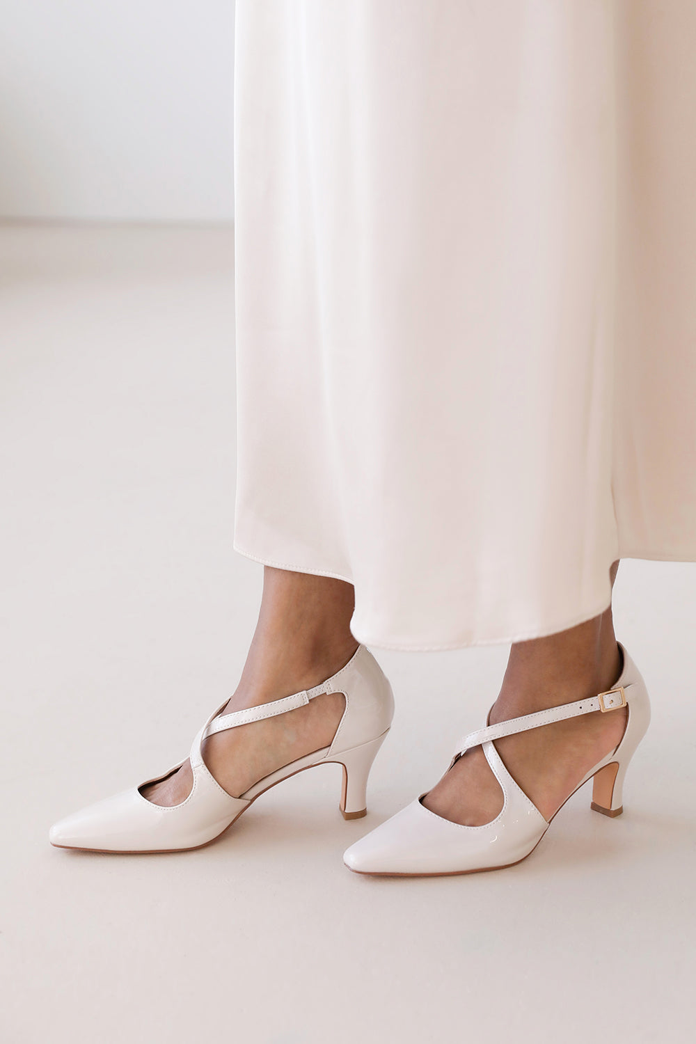 LOREZA CROSS OVER STRAP MID BLOCK HEEL IN CREAM PATENT