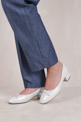 WONDER LOW BLOCK HEEL WITH BOW DETAIL IN CREAM PATENT