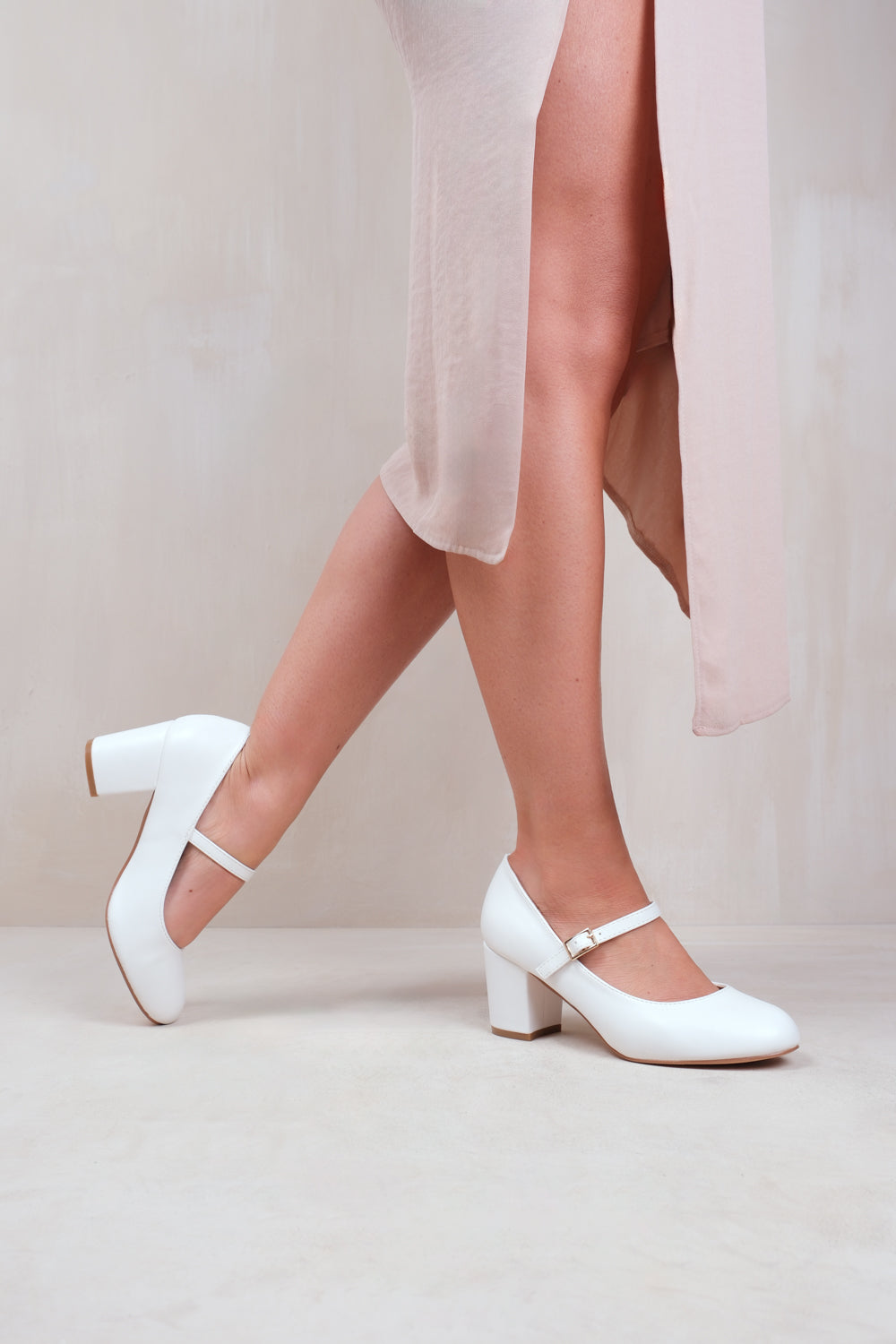 ARACELI EXTRA WIDE FIT BLOCK HEEL MARY JANE PUMPS IN WHITE FAUX LEATHER