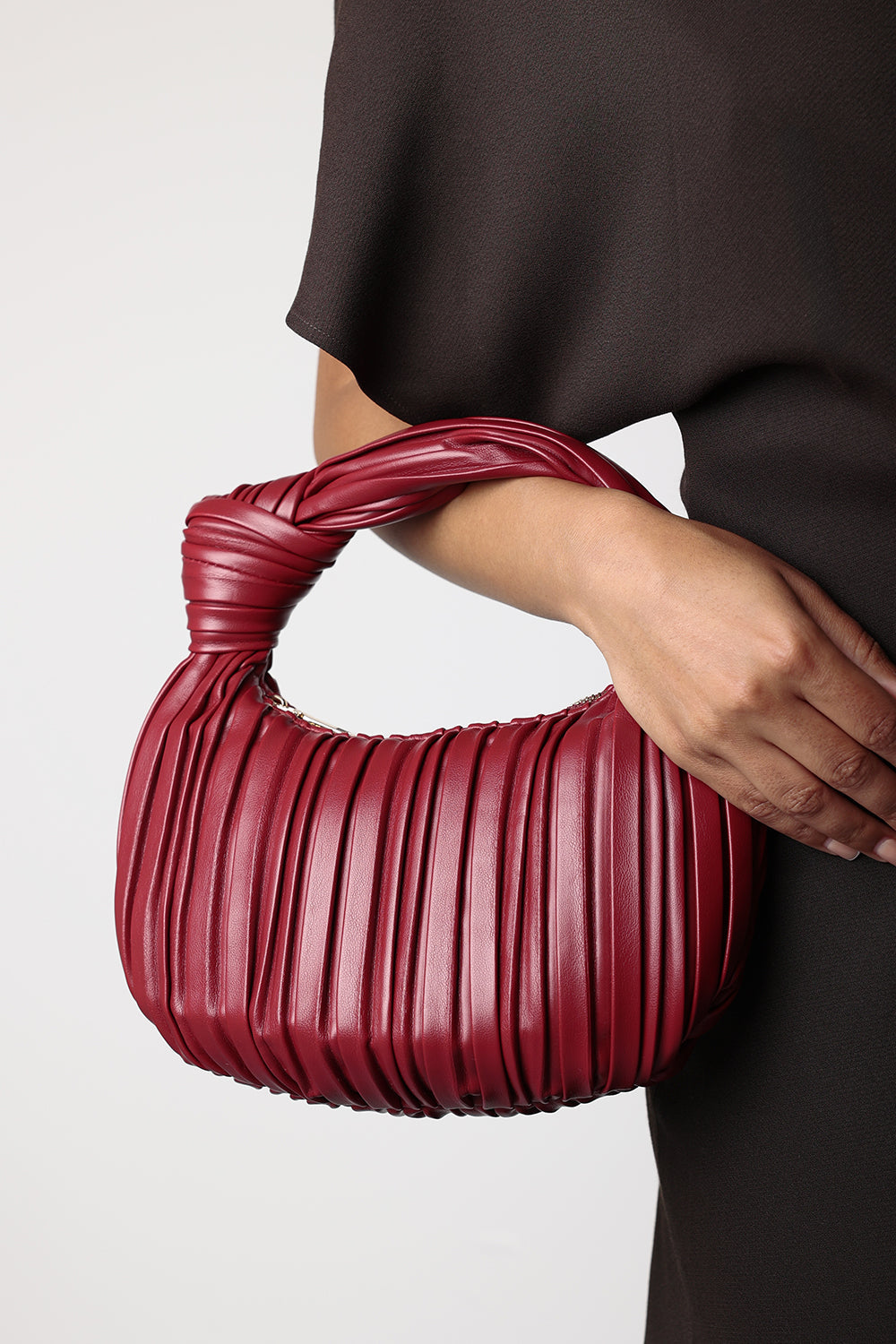 Glow Pleated Knot Handle Shoulder Bag With Gold Chain In Cherry Red