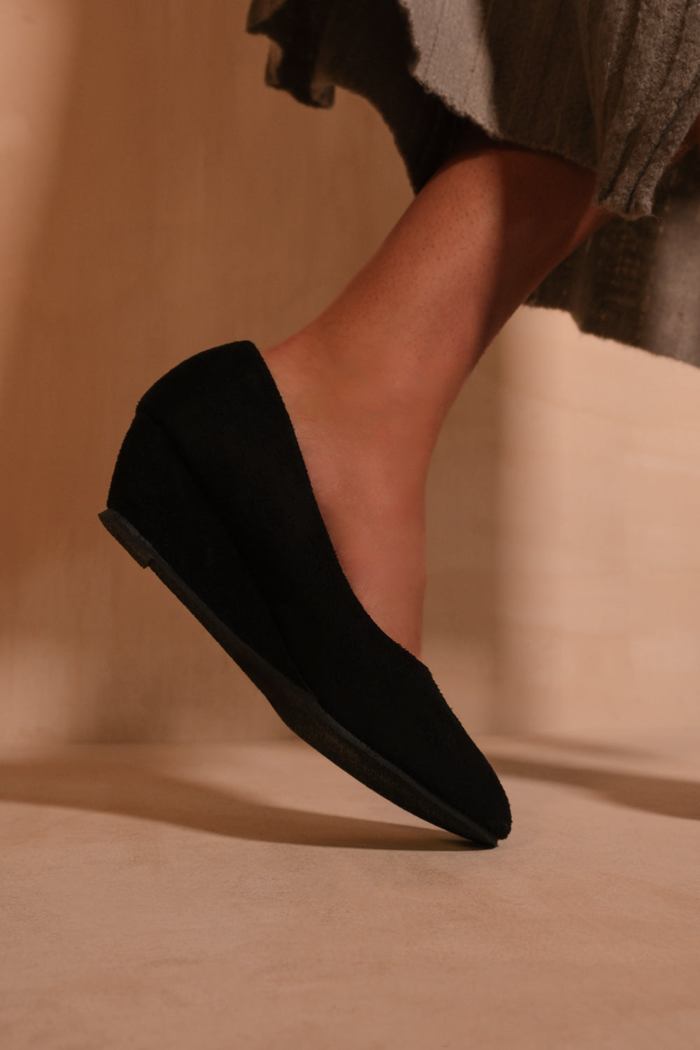 Black best sale flat wedge