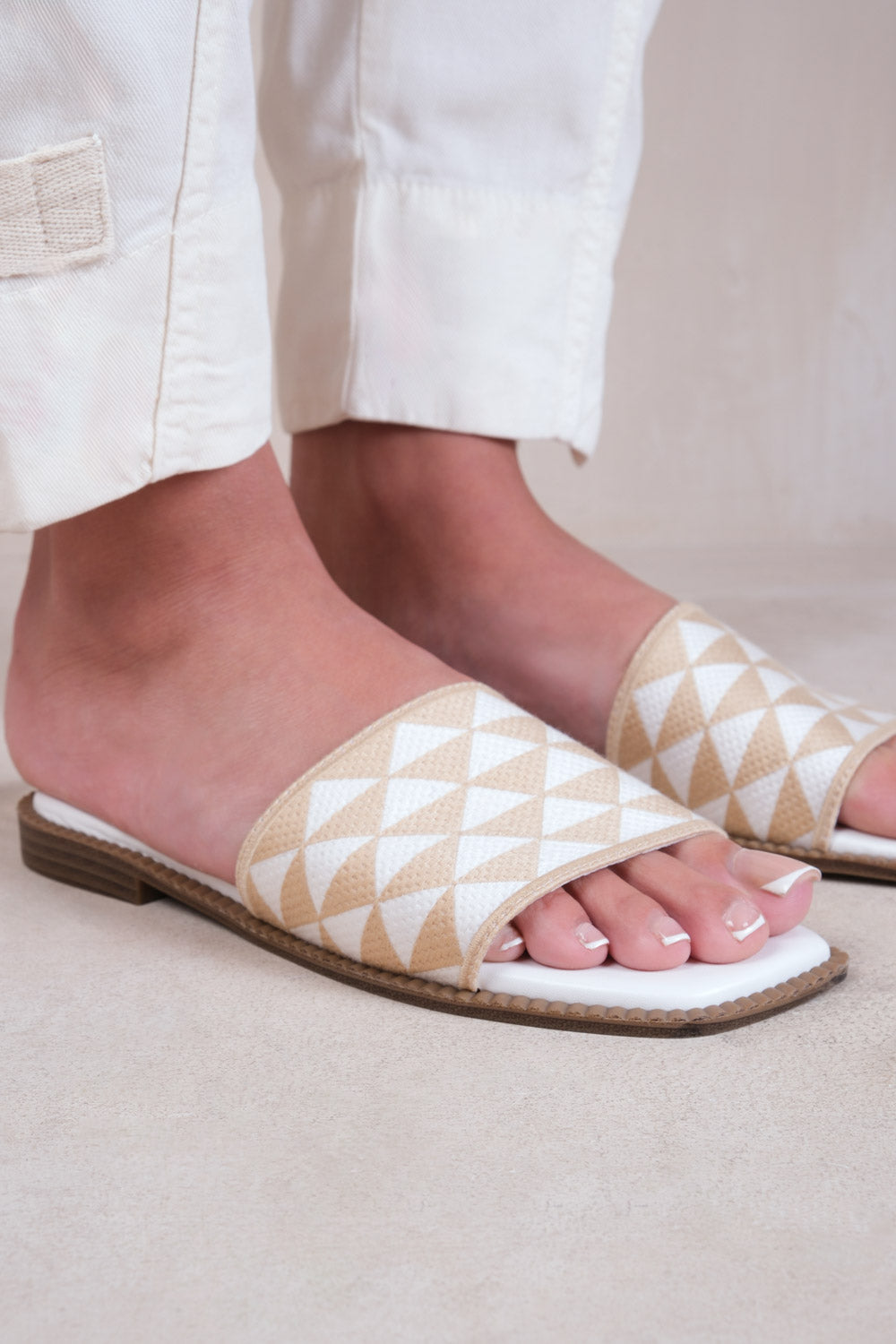 SYCAMORE FLAT SANDALS WITH TEXTURED SINGLE BAND IN NUDE FAUX LEATHER