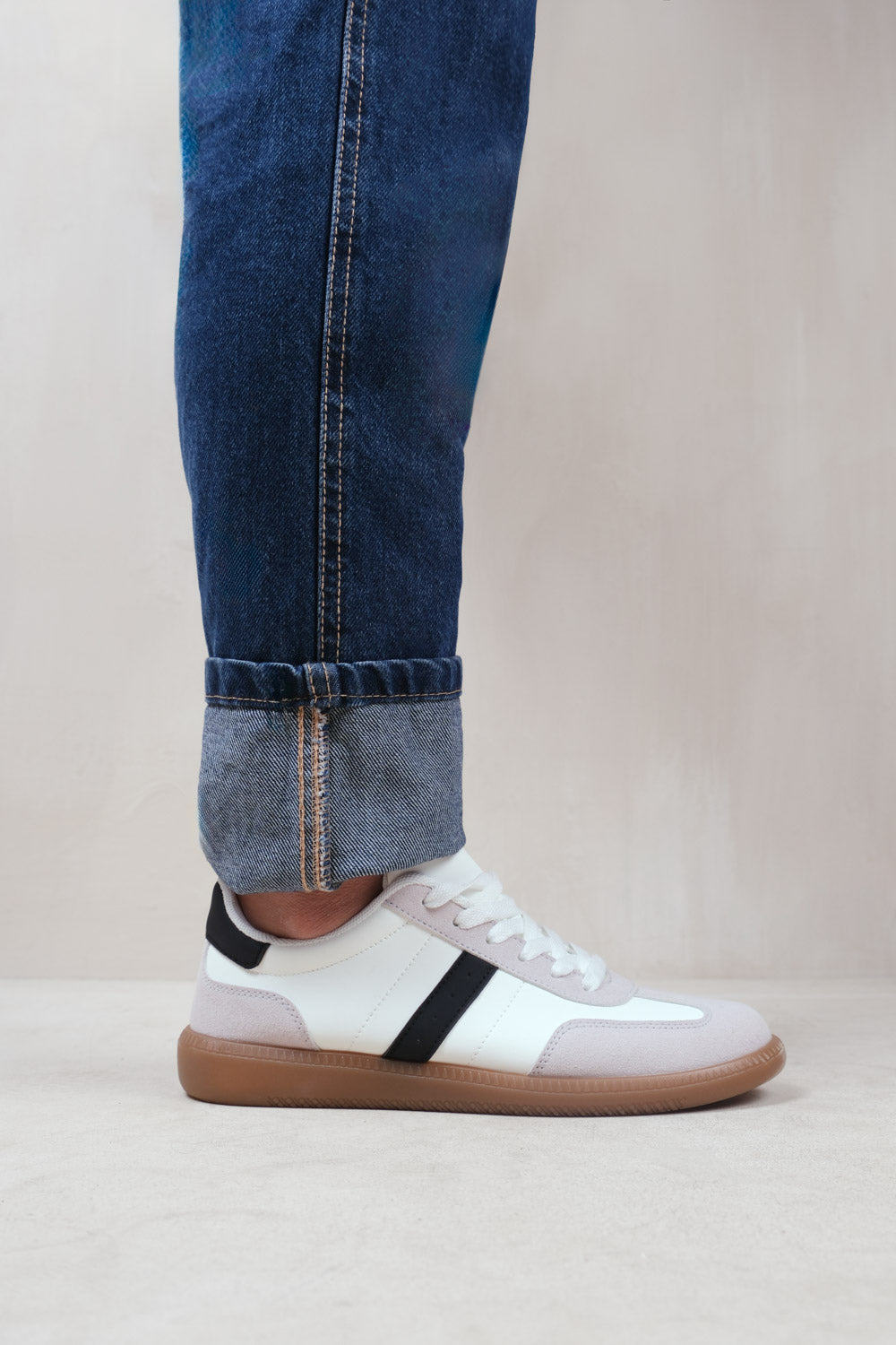 PACE CONTRAST PANEL LACE UP GUM SOLE TRAINERS IN WHITE