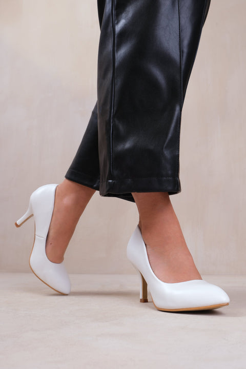 PAOLA MID HIGH HEEL COURT PUMP SHOES WITH POINTED TOE IN WHITE FAUX LEATHER