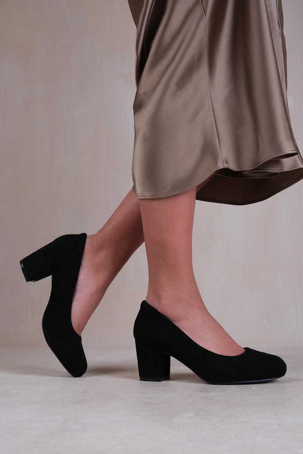 MELROSE EXTRA WIDE FIT MID BLOCK HEEL COURT SHOES IN BLACK SUEDE